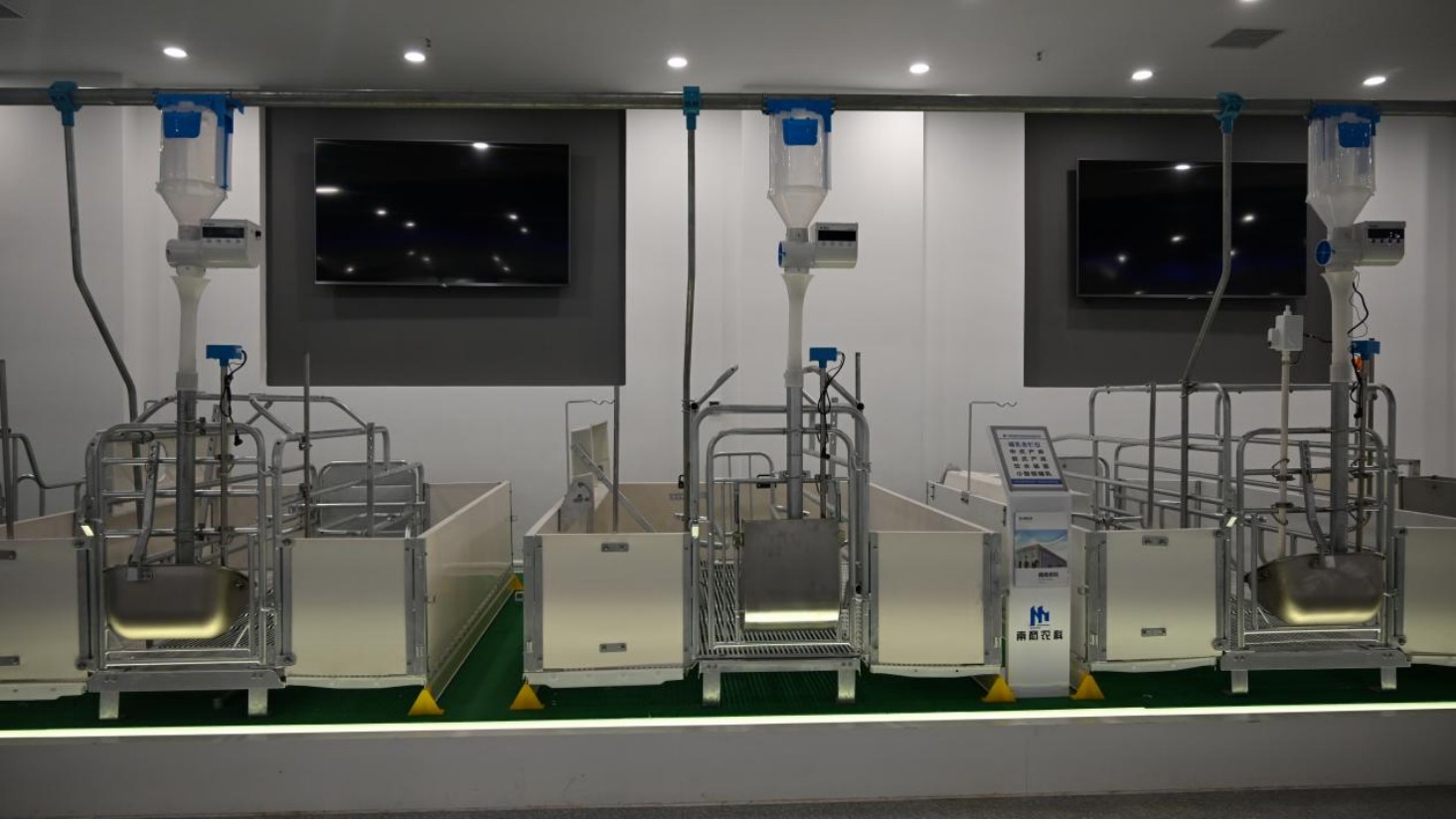 上圖為南商農科部分產床展示3